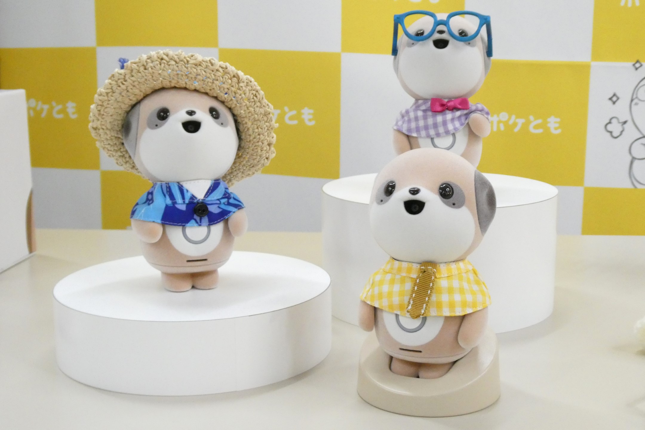 シャープからポケットに入るともだち ロボ+AI「ポケとも」 – Impress